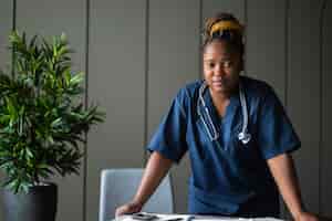 Kostenloses Foto schwarze krankenschwester der vorderansicht, die stethoskop trägt