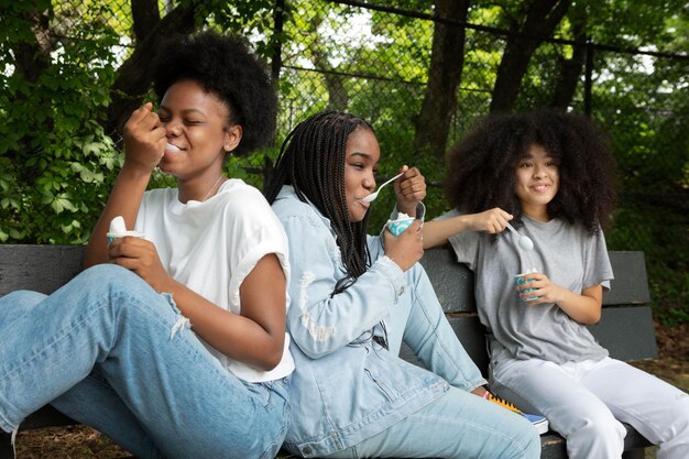 Schwarze Mädchen verbringen Zeit zusammen im Freien