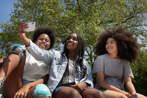 Schwarze Mädchen verbringen Zeit zusammen im Freien