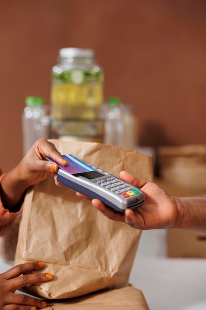 Kostenloses Foto schwarze person bezahlt mit kreditkarte