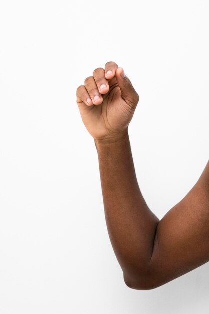 Schwarze Person, die ihre Hand hochhält