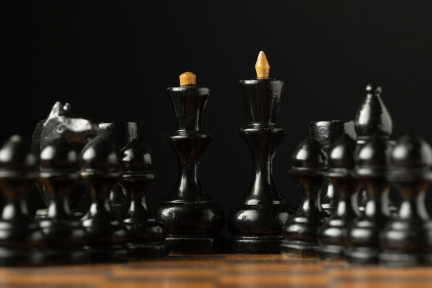 Schwarze Schachfiguren auf Schachbrett. König und Königin Stücke.