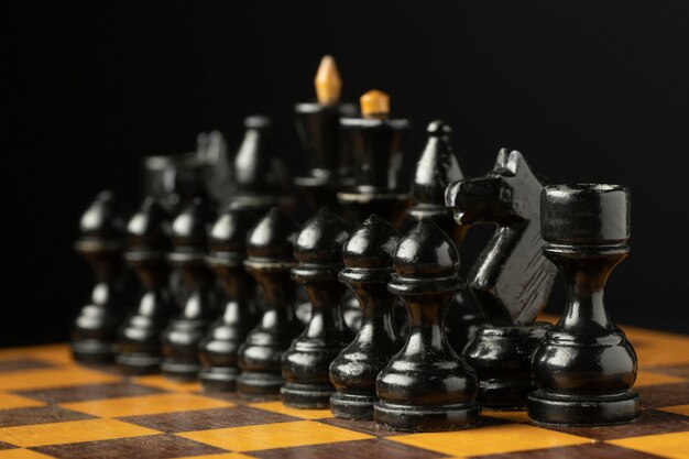 Schwarze Schachfiguren auf Schachbrett.