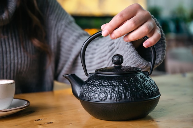 Schwarze türkische Teekanne aus Gusseisen, Nahaufnahme auf dem Tisch