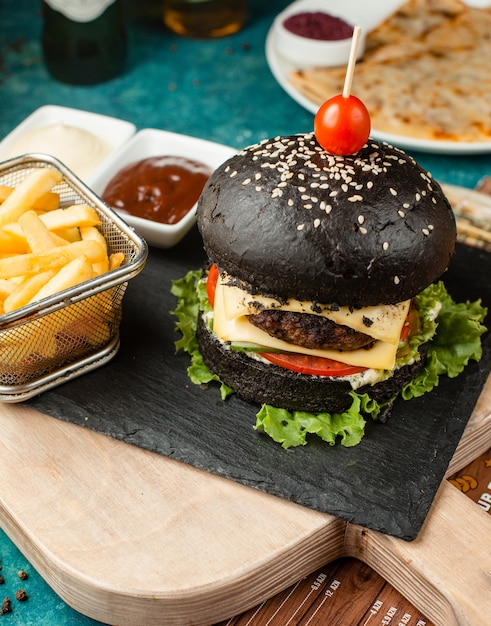 Schwarzer Cheeseburger mit Pommes Frites