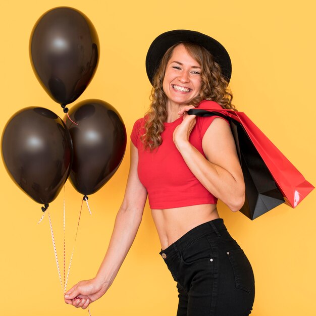 Schwarzer Freitag-Verkaufskonzeptfrau, die Luftballons hält