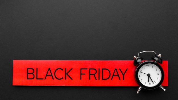 Schwarzer Freitag-Verkaufssortiment auf schwarzem Hintergrund