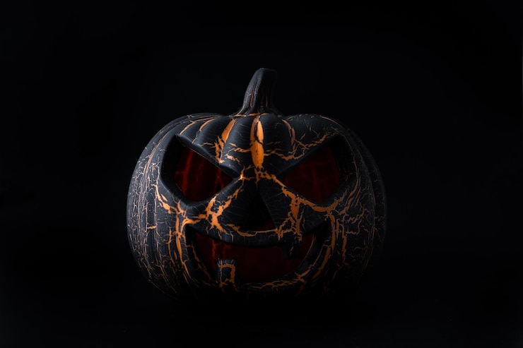 Kostenlose Foto schwarzer halloween-kürbis auf schwarzem hintergrund