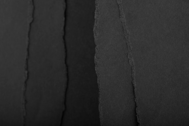 Schwarzer Hintergrund mit Papierschichten
