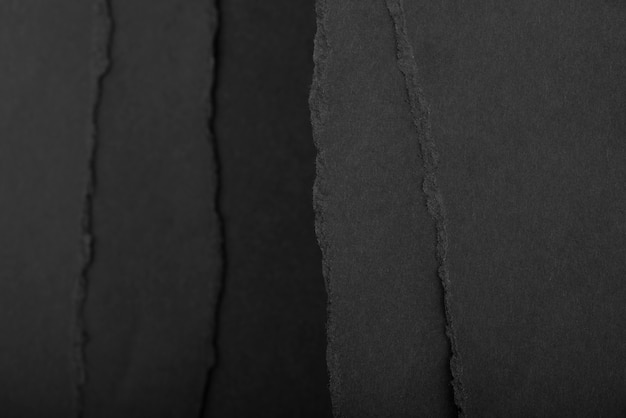 Schwarzer Hintergrund mit Papierschichten