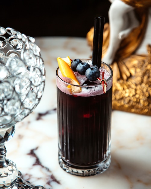 Schwarzer johannisbeersaft in einem glas