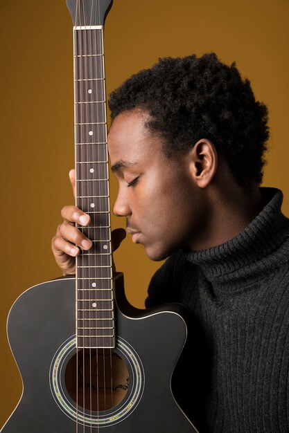 Schwarzer Junge spielt Gitarre