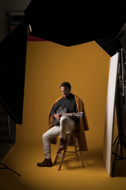 Kostenloses Foto schwarzer junge spielt gitarre