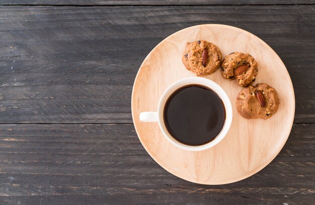 schwarzer Kaffee mit Keksen