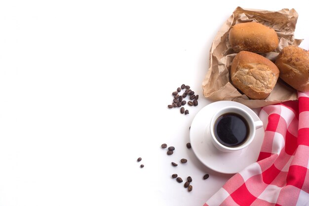Schwarzer Kaffee und Vollkornbrot zum Frühstück auf weißem Hintergrund