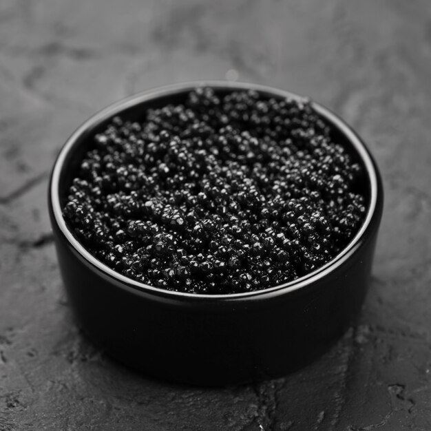 Schwarzer Kaviar in der Schüssel