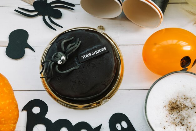 Schwarzer Keks mit dekorativer Spinne im Halloween-Stil