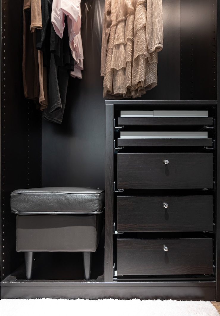 Kostenlose Foto schwarzer kleiderschrank, schließfach und hocker, innenansicht, schrankinnenraum.