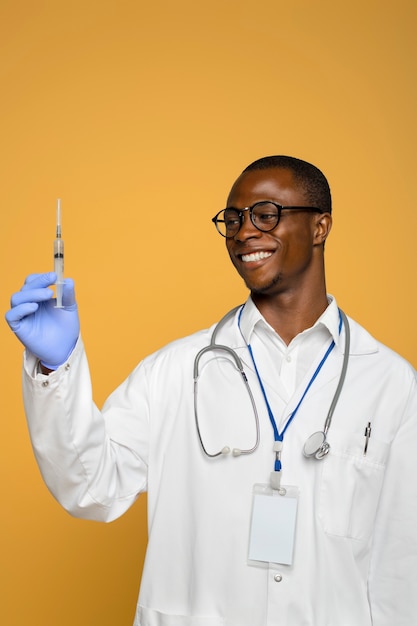 Kostenloses Foto schwarzer krankenpfleger, der sich für die arbeit fertig macht