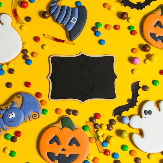 Kostenloses Foto schwarzer lebkuchen zwischen kleinen süßigkeiten