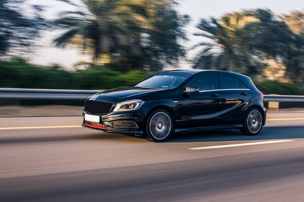 Schwarzer Luxusjeep, der auf der Autobahn fährt