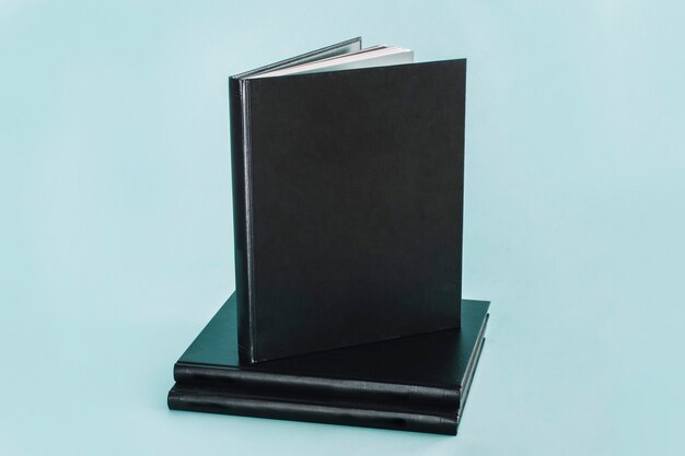 Schwarzer Notizblock auf Stapel auf Notizbüchern