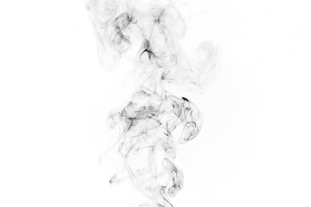Schwarzer Rauch auf weißem Hintergrund
