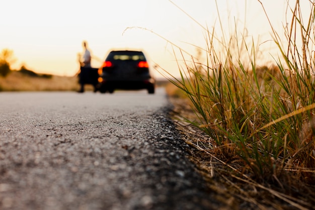 Schwarzes Auto auf dem Hintergrund der Straße