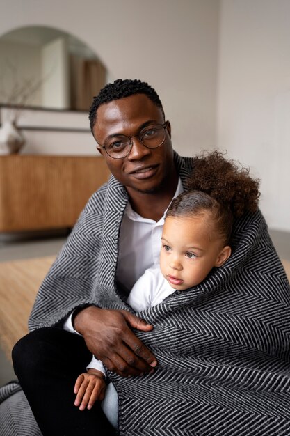 Schwarzes Baby verbringt Zeit mit ihrem Vater