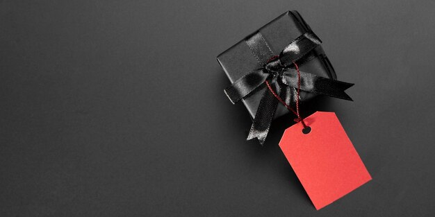 Schwarzes Geschenk mit rotem Etikett