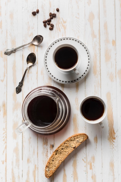 Schwarzes Kaffeeanordnung auf weißem Tisch