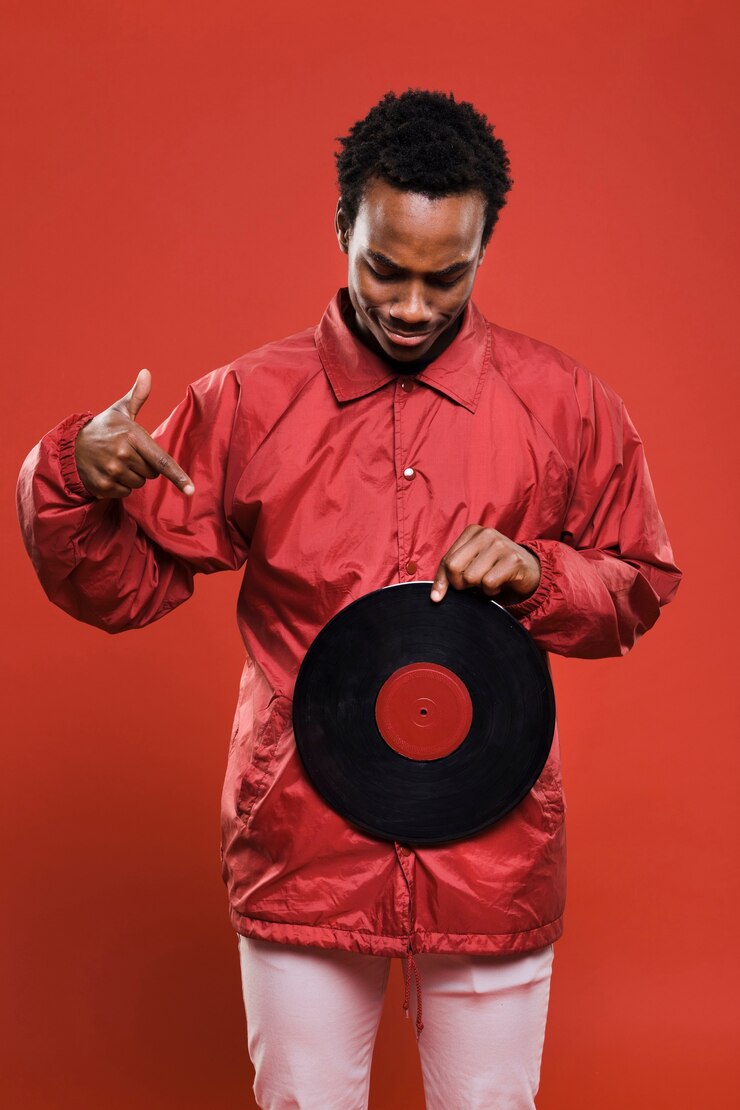 Kostenlose Foto schwarzes modell, das mit vinyls aufwirft