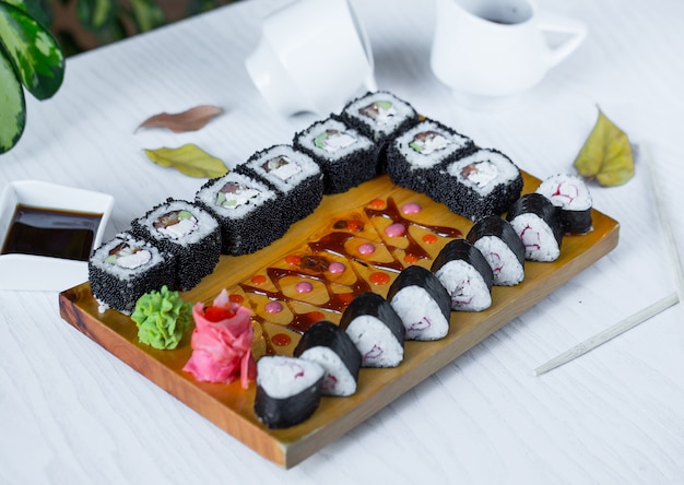 schwarzes Sushi auf den Tisch gelegt