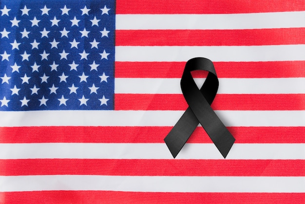 Kostenloses Foto schwarzes trauerband mit amerikanischer flagge