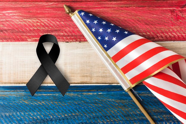 Schwarzes Trauerband mit amerikanischer Flagge