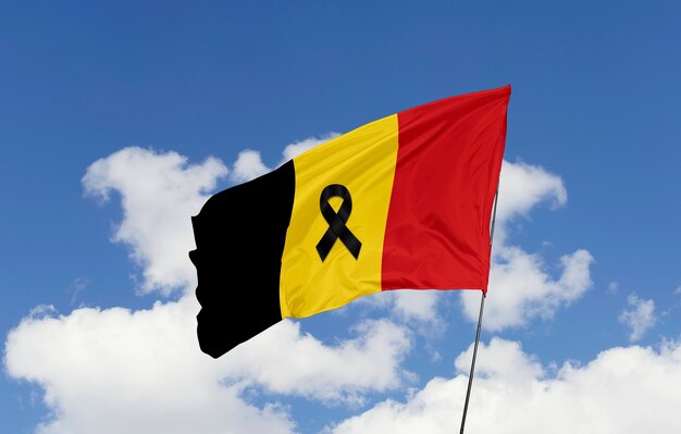 Schwarzes Trauerband mit belgischer Flagge
