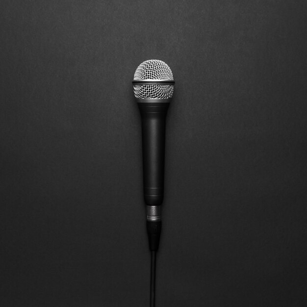 Schwarzes und silbernes Mikrofon auf einem schwarzen Hintergrund