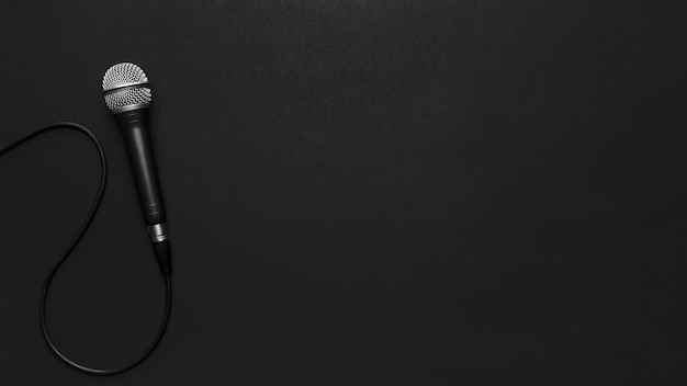 Kostenloses Foto schwarzes und silbernes mikrofon auf einem schwarzen hintergrund