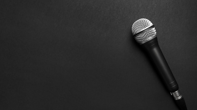 Schwarzes und silbernes Mikrofon auf einem schwarzen Hintergrund