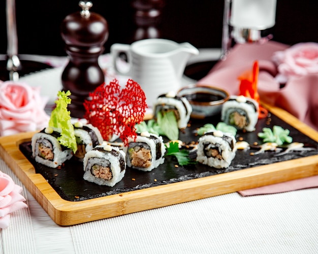 Schwarzes weißes Sushi auf dem Tisch