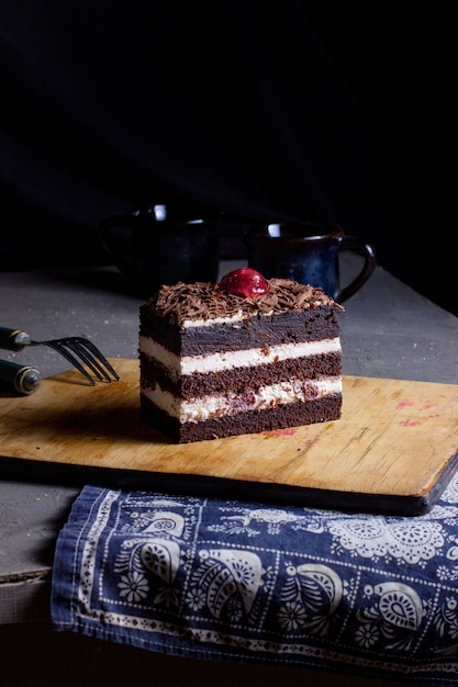 Schwarzwälder Kirschtorte auf dem Tisch