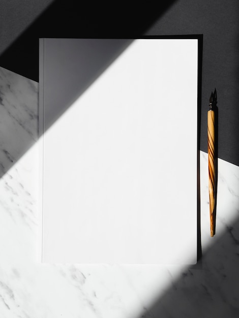 Schwarzweiss-Hintergrund mit einem weißen freien Raum und einem hölzernen Spalt geteilt durch Schatten