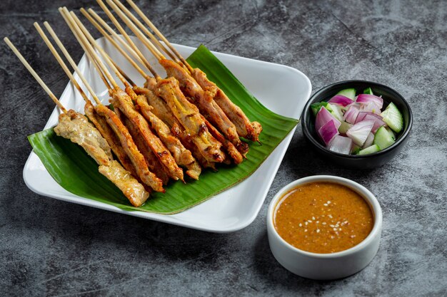 Schweine-Satay mit Erdnusssauce oder süß-saurer Sauce, thailändisches Essen