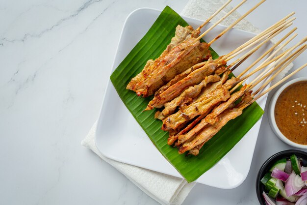 Schweine-Satay mit Erdnusssauce oder süß-saurer Sauce, thailändisches Essen