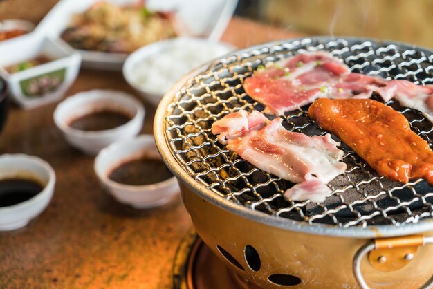 Schweinefleisch auf Holzkohlegrill