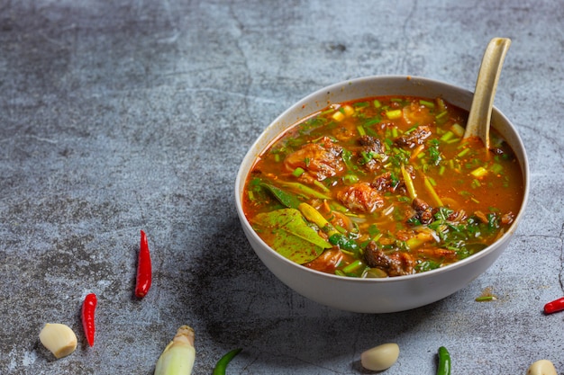 Kostenloses Foto schweinefleisch-curry, thailändische küche auf hölzernem hintergrund.