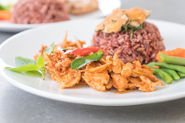 Schweinefleisch Schweinecurry mit Beerenreis und Omelett