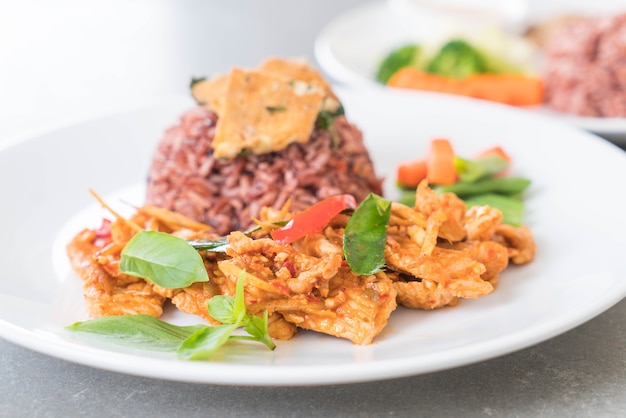 Schweinefleisch Schweinecurry mit Beerenreis und Omelett