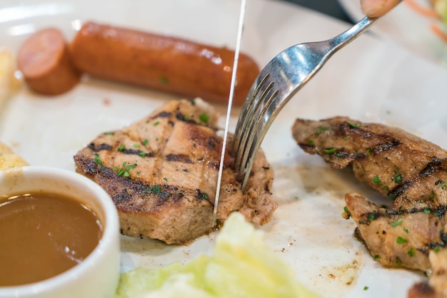 Kostenloses Foto schweinesteak mit wurst