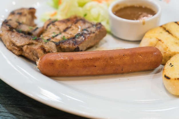 Schweinesteak mit Wurst